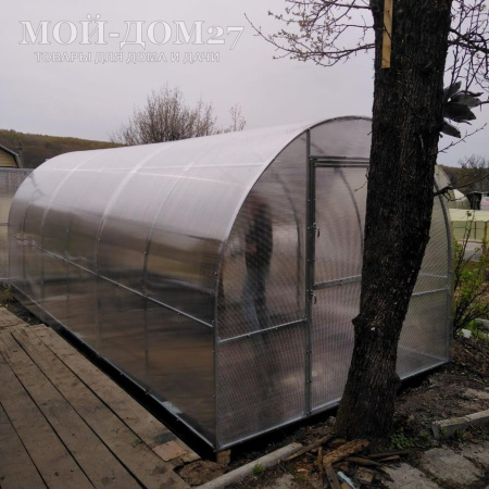 Теплица Трубная 2,5х6 метров с поликарбонатом | Мой-Дом27 | Каркас изготовлен из оцинкованной замкнутой трубы 20*20 мм.<br>
 <b>Ширина - 2,5 метра.</b> Высота - 2,15 метра. Длина - 6 метров.<br>
 Выдерживаемая снеговая нагрузка - 100 кг/м2. Выдерживаемая ветровая нагрузка - до 22 м/с. <br>
 Расстояние между дугами 1 метр. <b>Толщина металла дуг 1,2 мм.</b> Ширина двери 0,96 метра.<br>